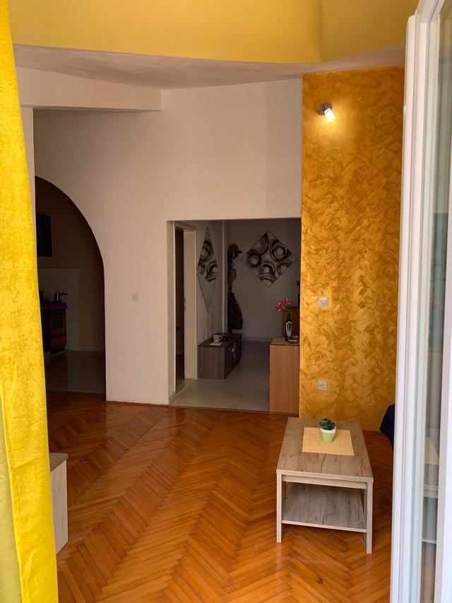 Izdavanje dvosobnog stana 85m2 u Budvi (Izdavanje na duzi period)