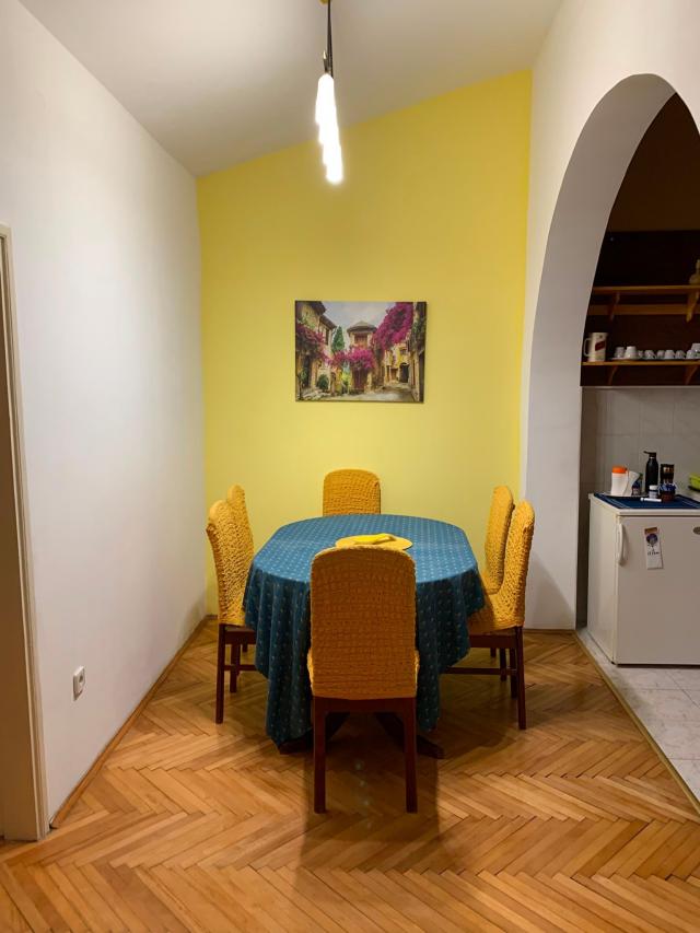 Izdavanje dvosobnog stana 85m2 u Budvi (Izdavanje na duzi period)
