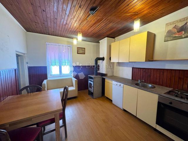 Mala kuća, veliko zemljište – 1.422 m² mogućnosti u Selniku