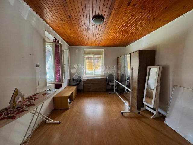 Mala kuća, veliko zemljište – 1.422 m² mogućnosti u Selniku