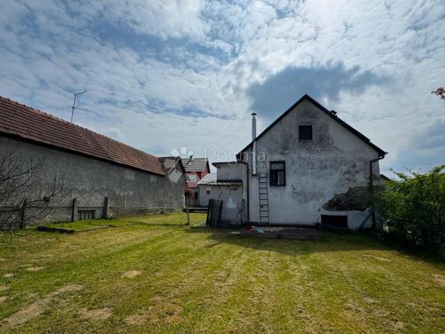 Mala kuća, veliko zemljište – 1.422 m² mogućnosti u Selniku