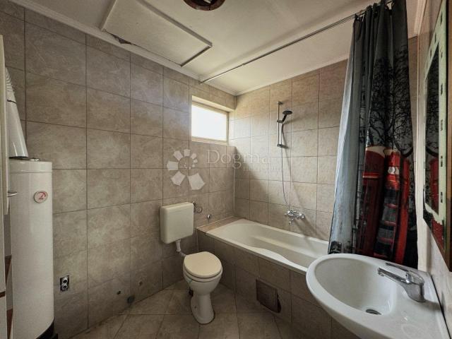 Mala kuća, veliko zemljište – 1.422 m² mogućnosti u Selniku