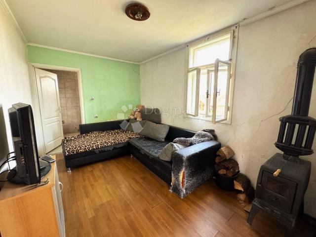 Mala kuća, veliko zemljište – 1.422 m² mogućnosti u Selniku