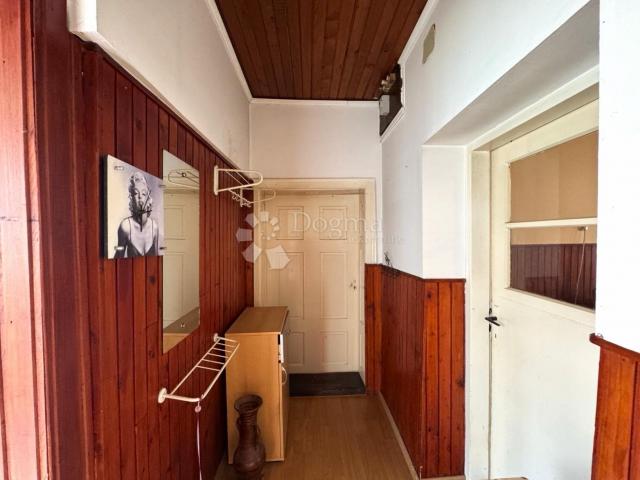 Mala kuća, veliko zemljište – 1.422 m² mogućnosti u Selniku