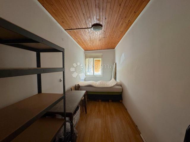 Mala kuća, veliko zemljište – 1.422 m² mogućnosti u Selniku