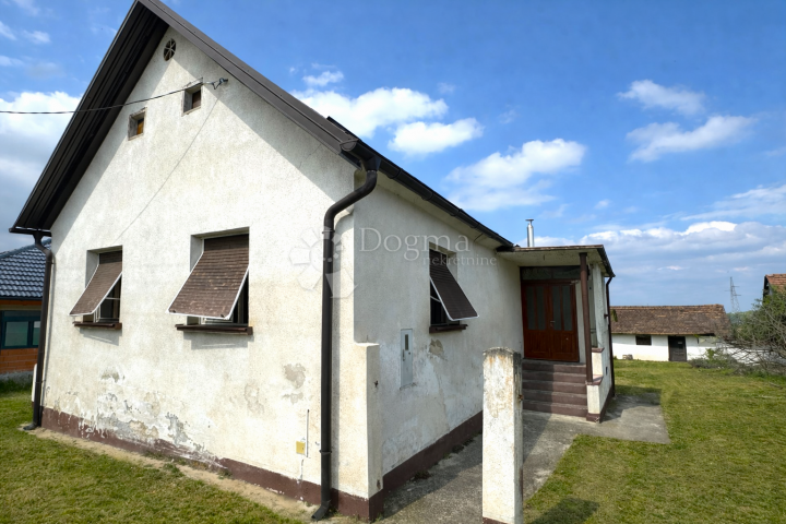 Mala kuća, veliko zemljište – 1.422 m² mogućnosti u Selniku