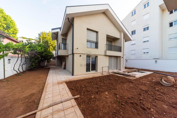 Porodična kuća 280m2 na placu 800m2, Stari Aerodrom - Podgorica