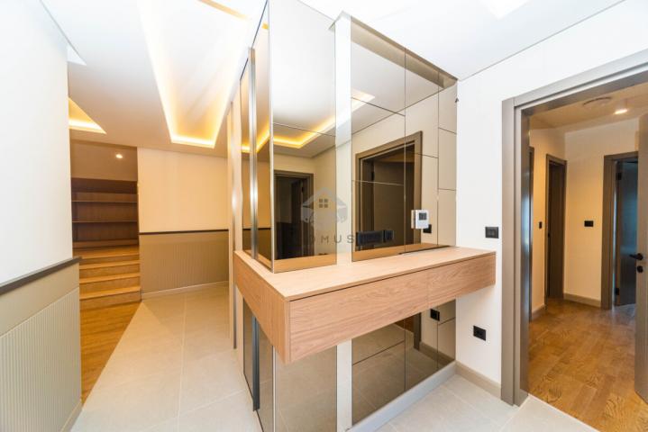 Porodična kuća 280m2 na placu 800m2, Stari Aerodrom - Podgorica