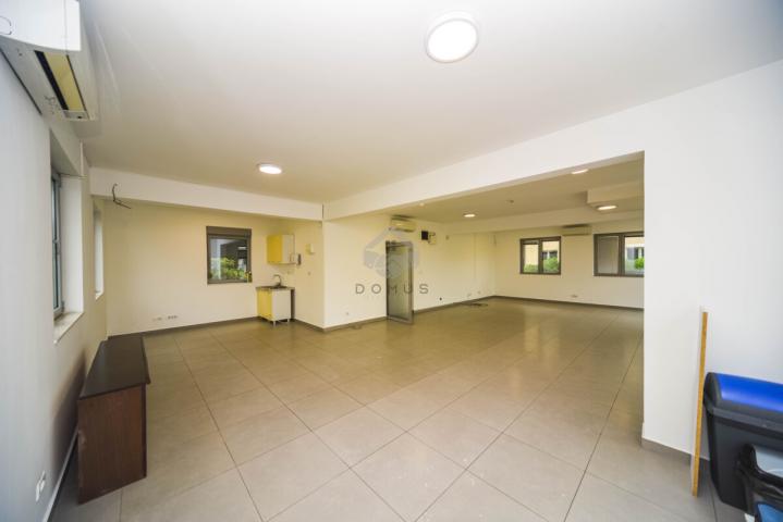 Poslovni prostor 80m2 + 2 parkinga, Zabjelo - Podgorica