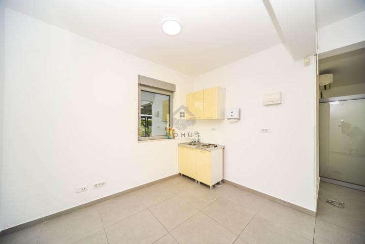 Poslovni prostor 80m2 + 2 parkinga, Zabjelo - Podgorica
