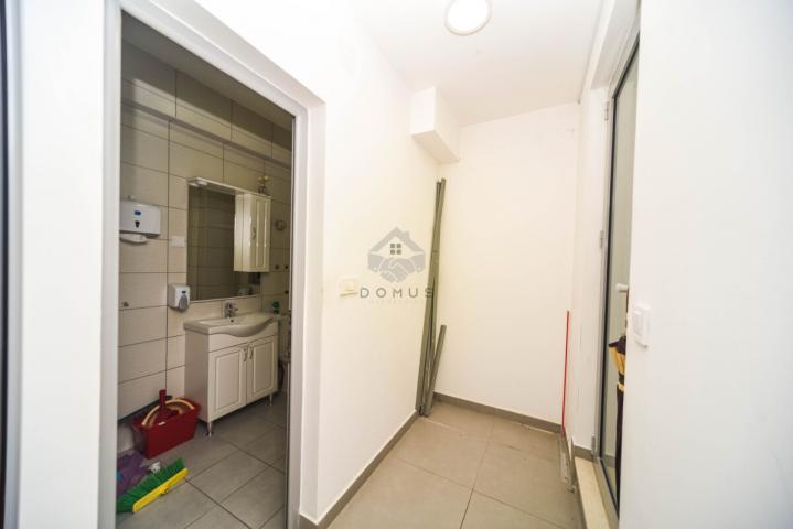 Poslovni prostor 80m2 + 2 parkinga, Zabjelo - Podgorica