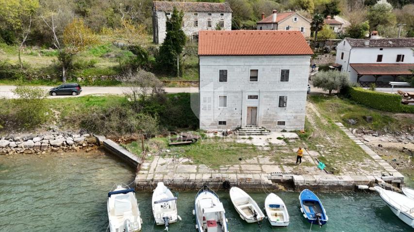 ISTRA, POREČ, EKSKLUZIVNA NEKRETNINA S PRIVATNIM MOLOM