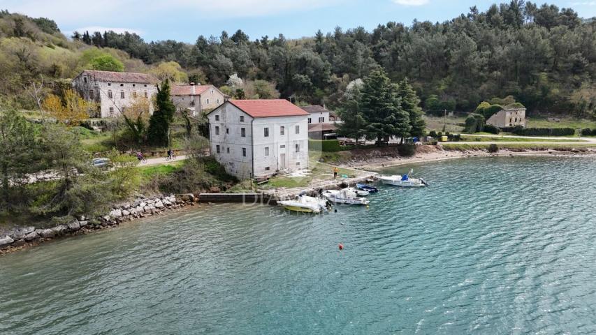 ISTRA, POREČ, EKSKLUZIVNA NEKRETNINA S PRIVATNIM MOLOM