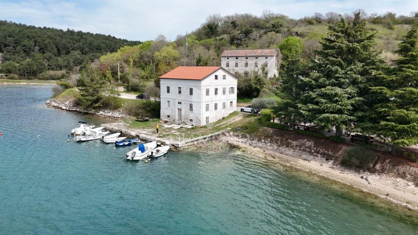 ISTRA, POREČ, EKSKLUZIVNA NEKRETNINA S PRIVATNIM MOLOM