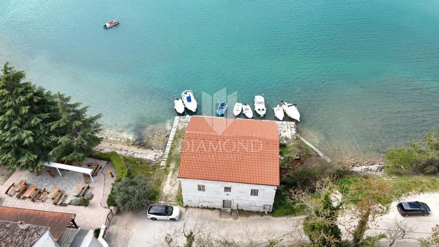 ISTRA, POREČ, EKSKLUZIVNA NEKRETNINA S PRIVATNIM MOLOM