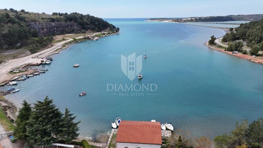 ISTRA, POREČ, EKSKLUZIVNA NEKRETNINA S PRIVATNIM MOLOM
