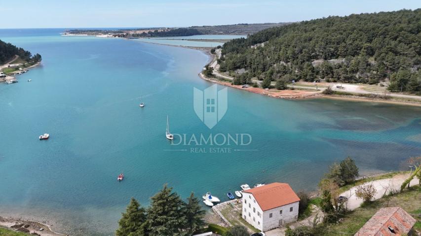 ISTRA, POREČ, EKSKLUZIVNA NEKRETNINA S PRIVATNIM MOLOM