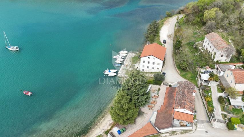 ISTRA, POREČ, EKSKLUZIVNA NEKRETNINA S PRIVATNIM MOLOM