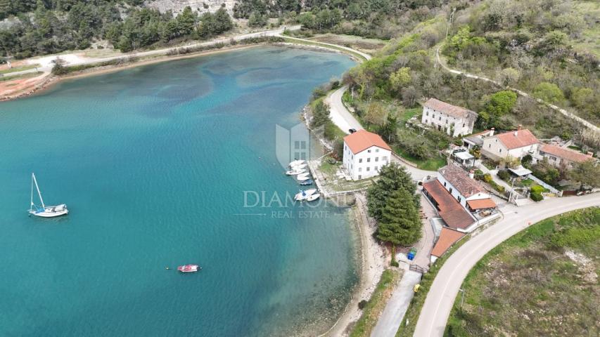 ISTRA, POREČ, EKSKLUZIVNA NEKRETNINA S PRIVATNIM MOLOM