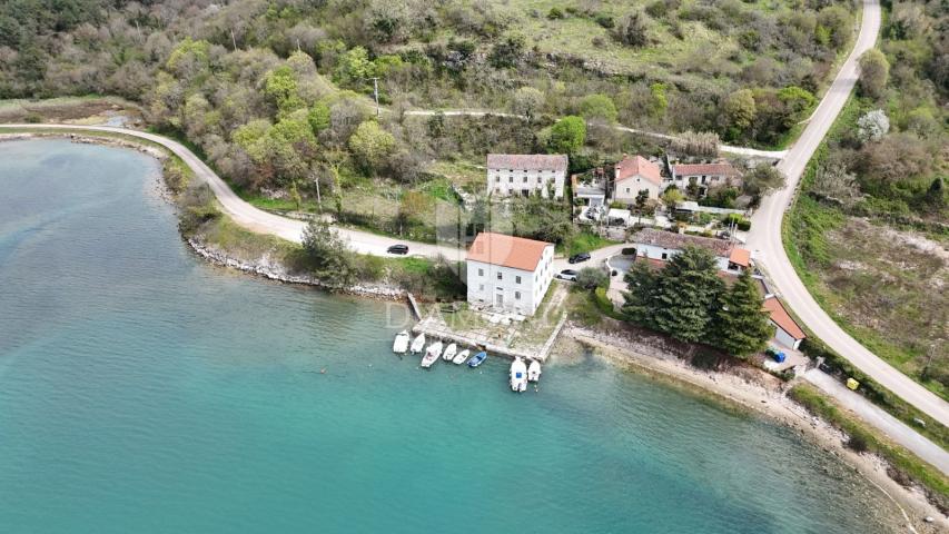 ISTRA, POREČ, EKSKLUZIVNA NEKRETNINA S PRIVATNIM MOLOM