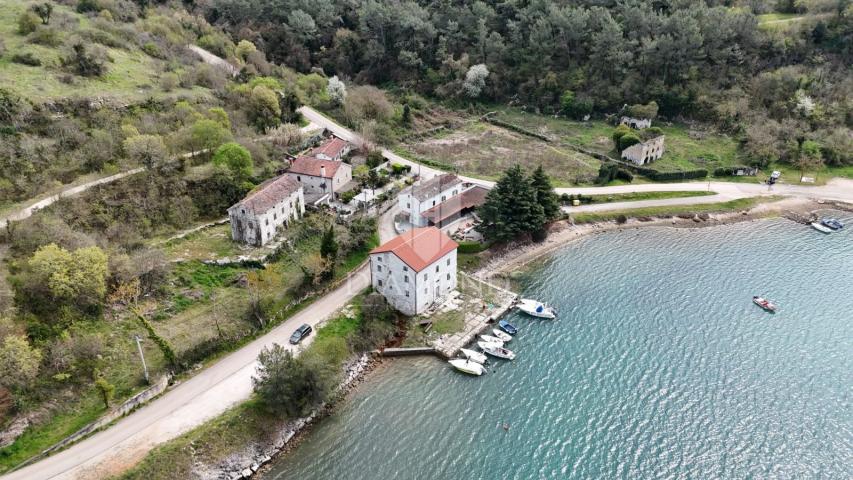 ISTRA, POREČ, EKSKLUZIVNA NEKRETNINA S PRIVATNIM MOLOM