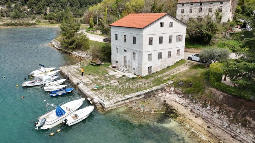 ISTRA, POREČ, EKSKLUZIVNA NEKRETNINA S PRIVATNIM MOLOM