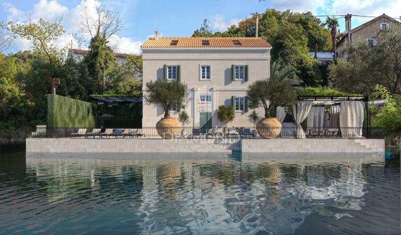 ISTRA, POREČ, EKSKLUZIVNA NEKRETNINA S PRIVATNIM MOLOM