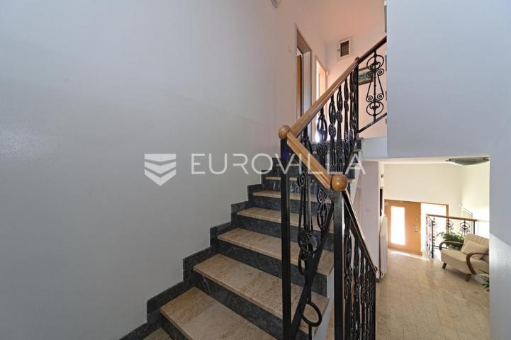 Osijek, Retfala, prodaja prostrane obiteljske kuće s garažom i uređenim dvorištem, površine 382 m²