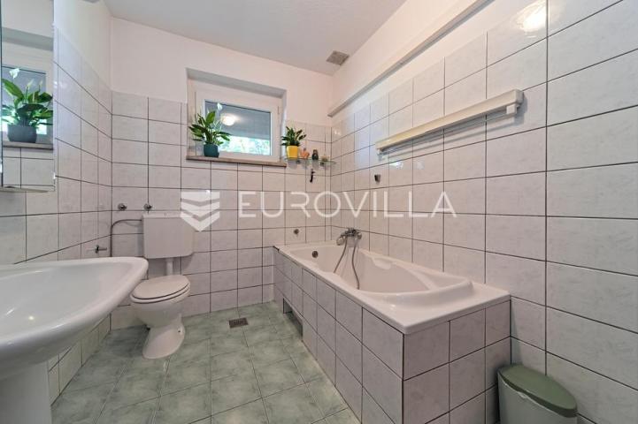 Osijek, Retfala, prodaja prostrane obiteljske kuće s garažom i uređenim dvorištem, površine 382 m²