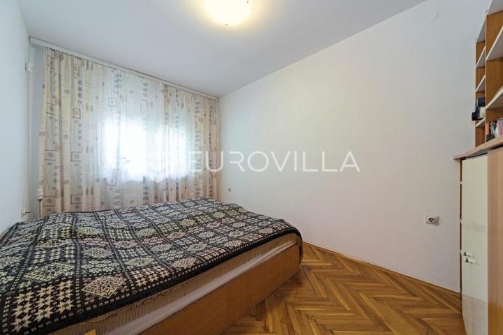 Osijek, Retfala, prodaja prostrane obiteljske kuće s garažom i uređenim dvorištem, površine 382 m²