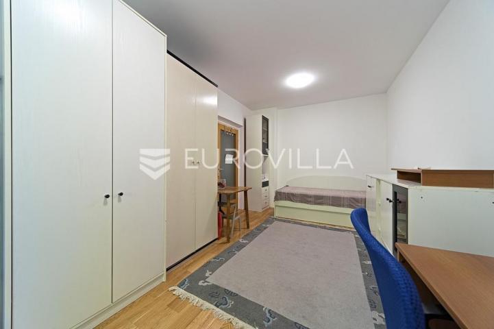 Osijek, Retfala, prodaja prostrane obiteljske kuće s garažom i uređenim dvorištem, površine 382 m²