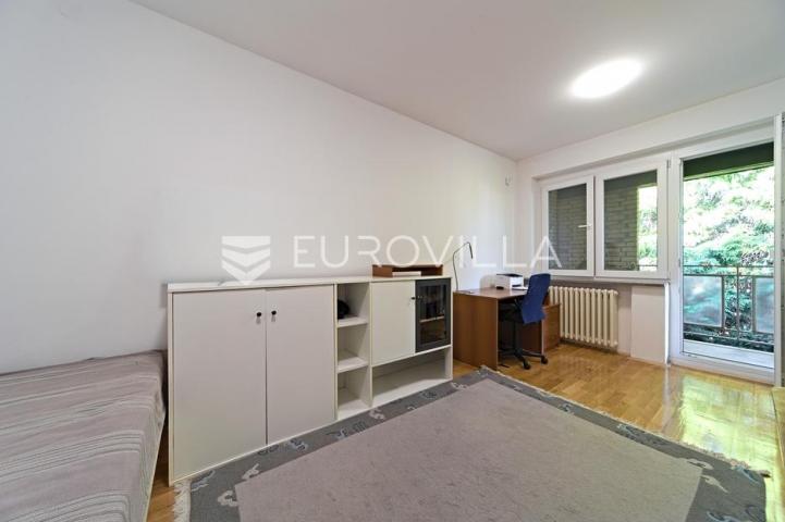 Osijek, Retfala, prodaja prostrane obiteljske kuće s garažom i uređenim dvorištem, površine 382 m²
