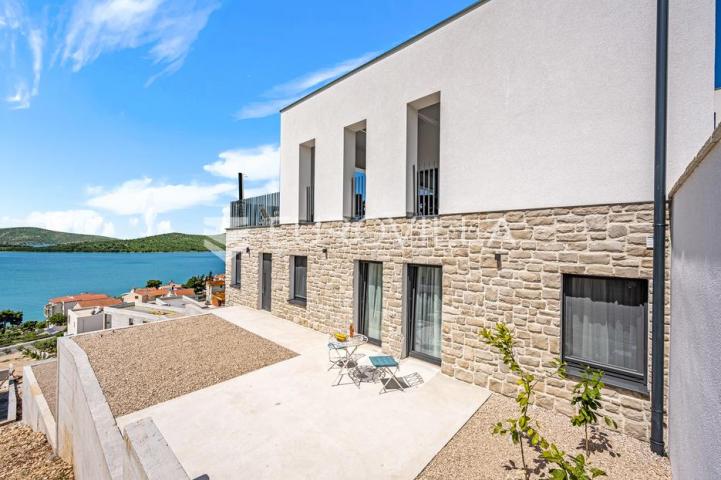 Šibenik, Žaborić, moderna villa s bazenom