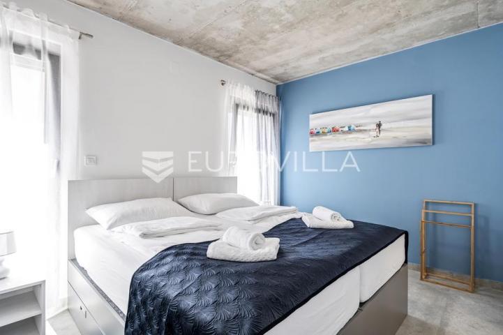 Šibenik, Žaborić, moderna villa s bazenom