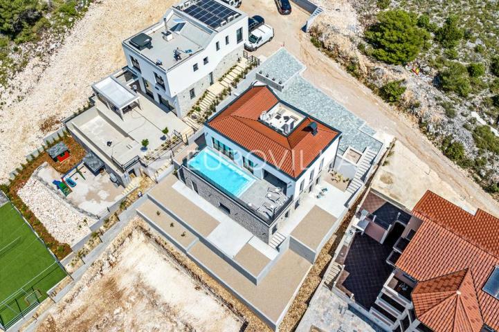Šibenik, Žaborić, moderna villa s bazenom