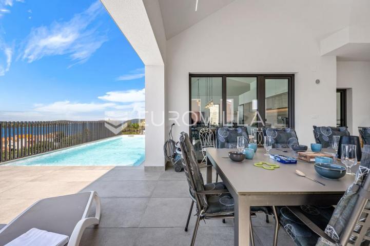 Šibenik, Žaborić, moderna villa s bazenom