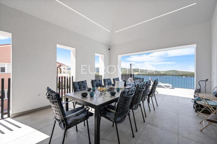 Šibenik, Žaborić, moderna villa s bazenom