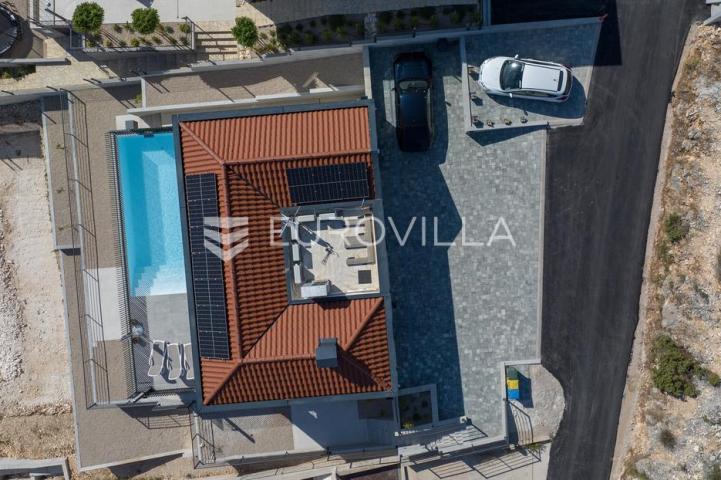 Šibenik, Žaborić, moderna villa s bazenom