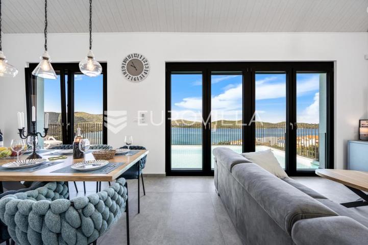 Šibenik, Žaborić, moderna villa s bazenom