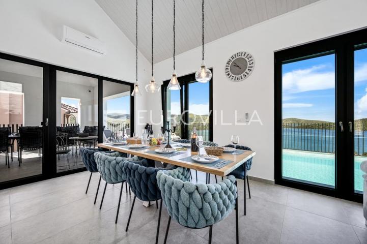 Šibenik, Žaborić, moderna villa s bazenom