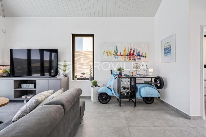 Šibenik, Žaborić, moderna villa s bazenom
