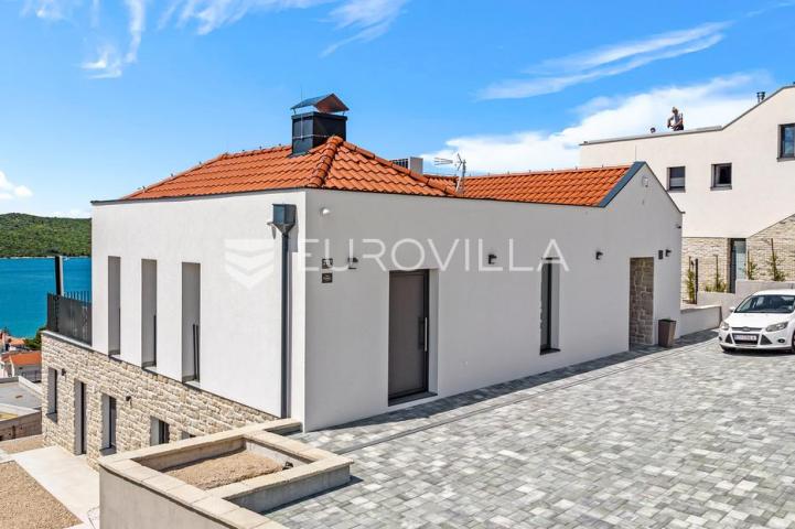 Šibenik, Žaborić, moderna villa s bazenom