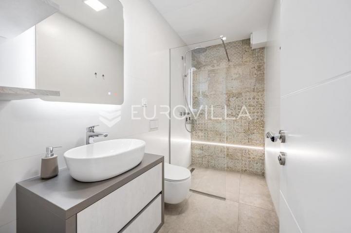 Šibenik, Žaborić, moderna villa s bazenom