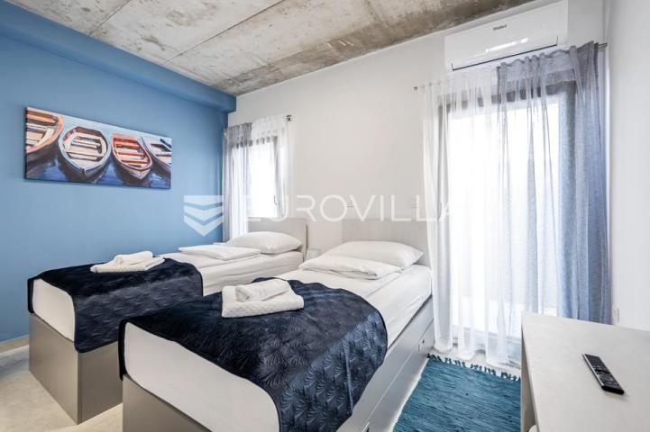 Šibenik, Žaborić, moderna villa s bazenom