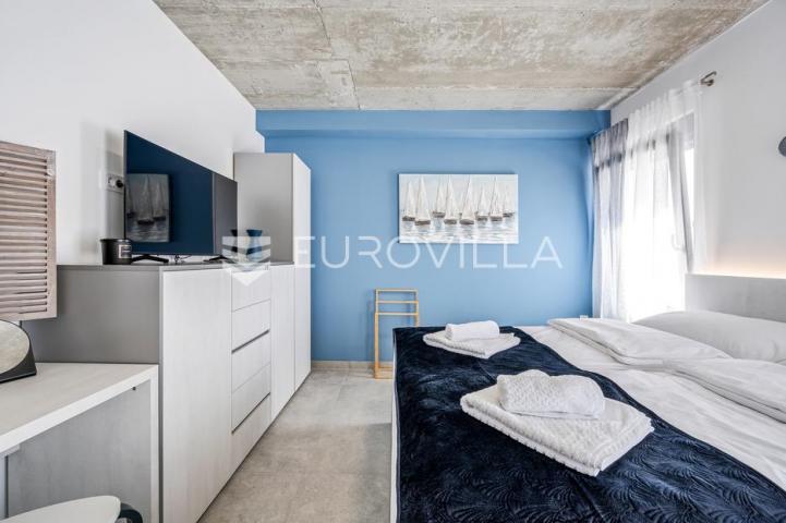 Šibenik, Žaborić, moderna villa s bazenom