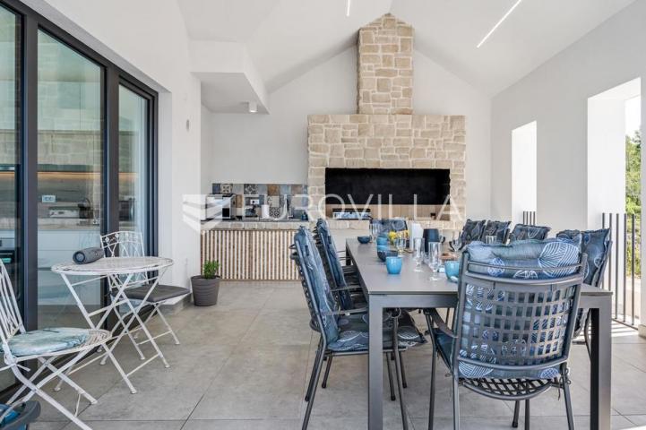Šibenik, Žaborić, moderna villa s bazenom