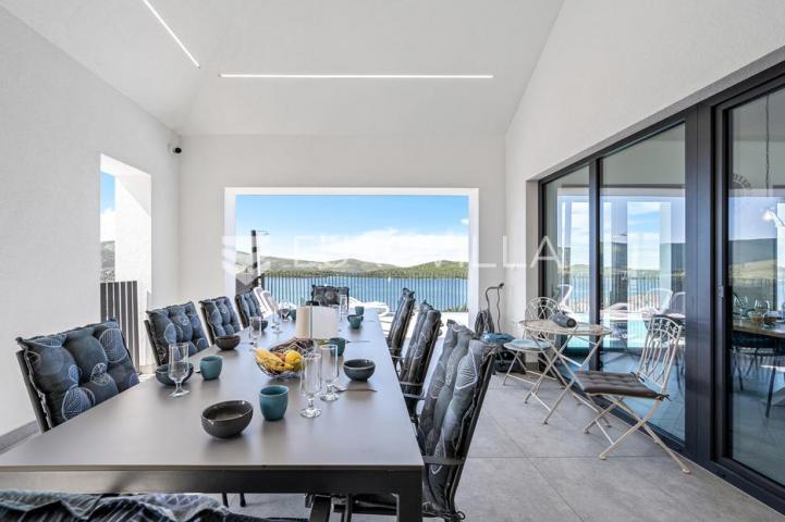 Šibenik, Žaborić, moderna villa s bazenom