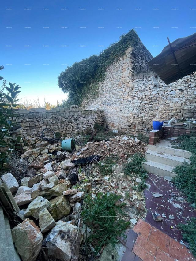 Haus Zu verkaufen: Steinernes Haus zur Renovierung im Herzen von Vodnjan.