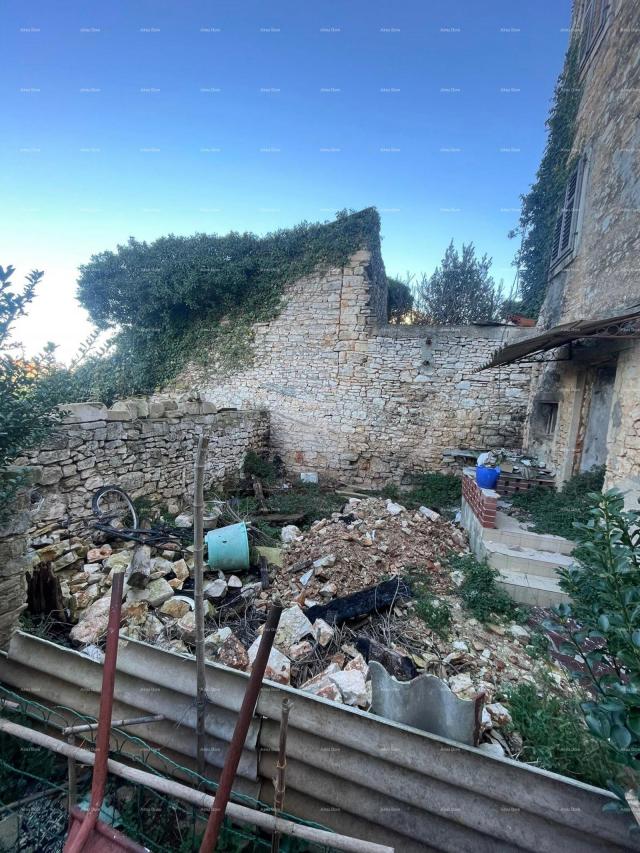 Haus Zu verkaufen: Steinernes Haus zur Renovierung im Herzen von Vodnjan.