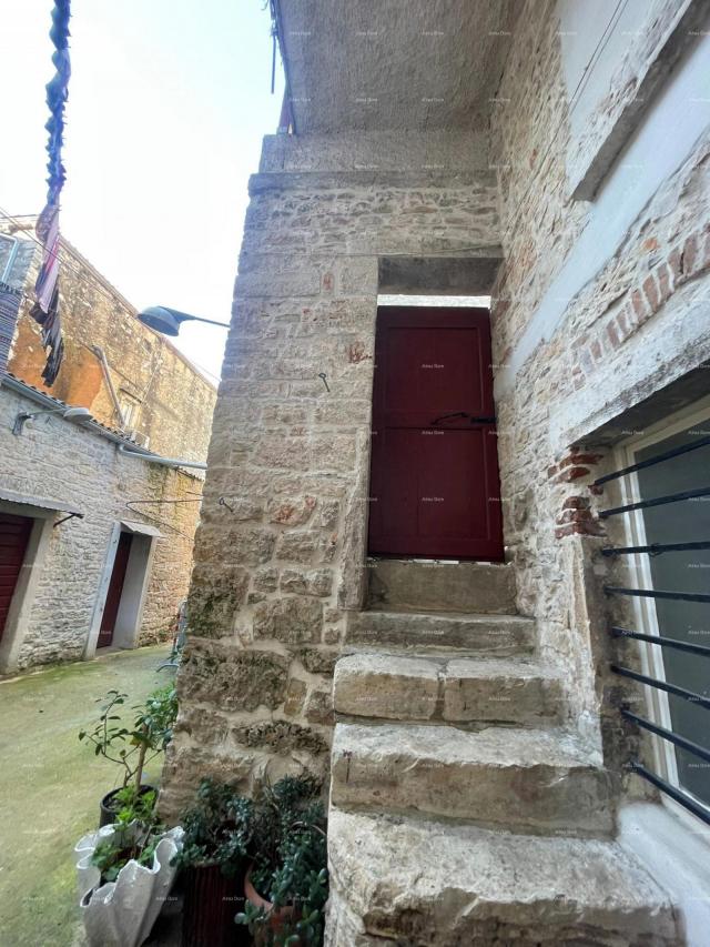 Haus Zu verkaufen: Steinernes Haus zur Renovierung im Herzen von Vodnjan.